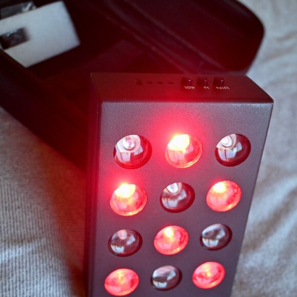 Bon Charge mini red light therapy device with stand - Picture 6 of 6